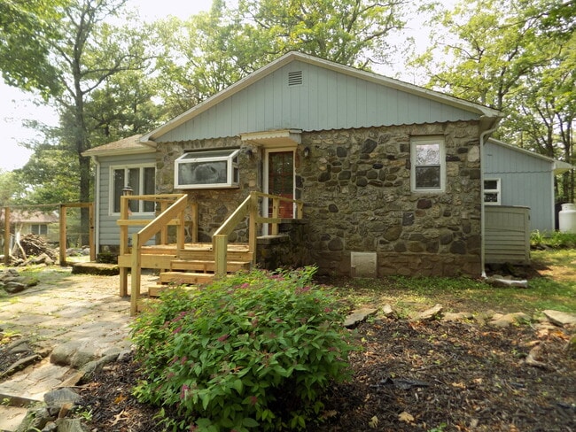 Building Photo - 7 High Trail
