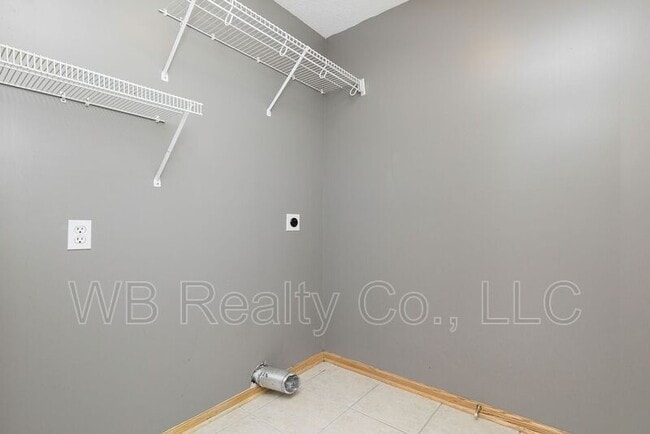 Building Photo - 10525 Hickory Dr