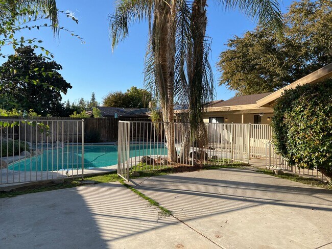 Building Photo - SOUTHWEST BAKERSFIELD  MOVE-IN-SPECIAL **FIRST MONTH'S RENT FREE!!**