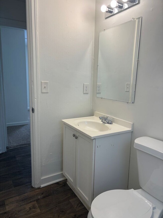 Building Photo - 2 Bed, 1 Bath home located in Greensboro!