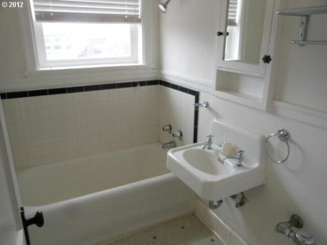 Building Photo - 20 NW 16th Ave