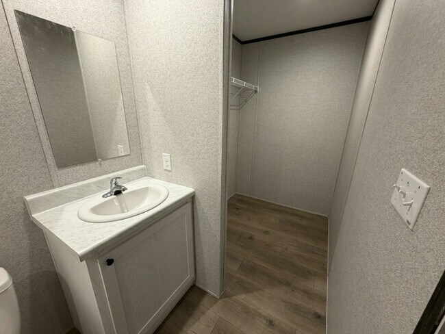 Building Photo - 204 Lakeside Garden Cir