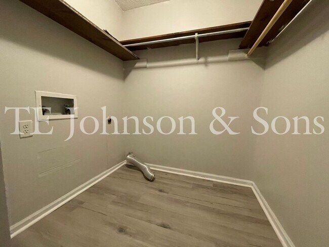 Building Photo - Cozy 1 Bedroom Unit with Water Included on Green Oaks Ct