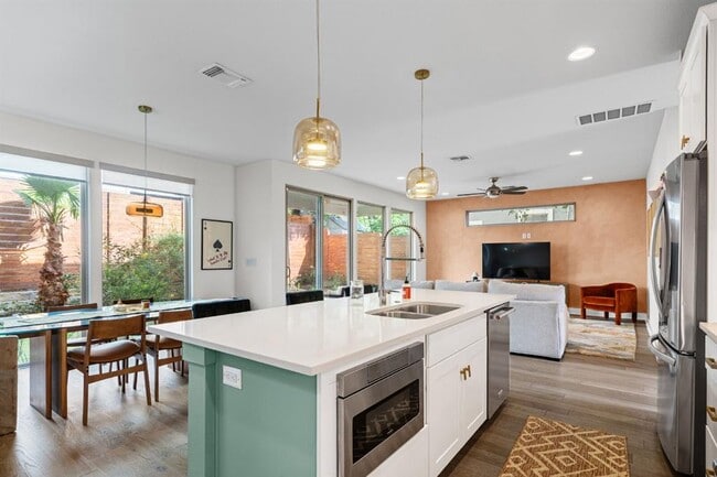 Building Photo - 2906 Webberville Rd