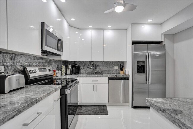 Building Photo - 2301 S Ocean Dr