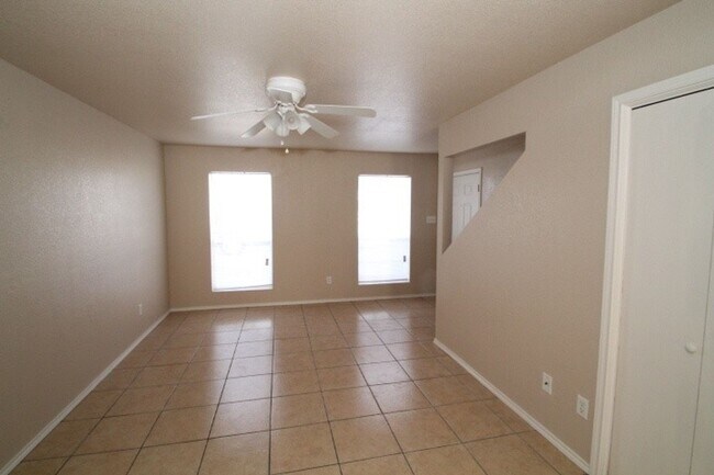 Building Photo - Convenience!