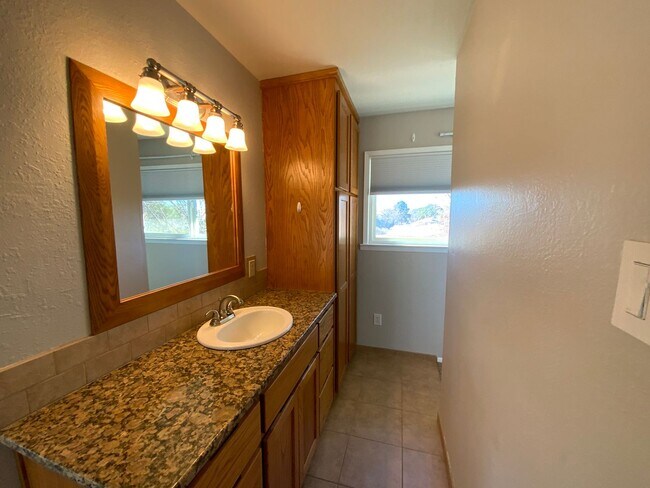 Building Photo - 5 Bedroom Home Available Near Wyoming Blvd NE & Comanche Rd NE!