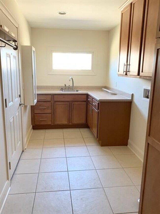Building Photo - Your Dream Home Awaits in Huntsville's Medical District!