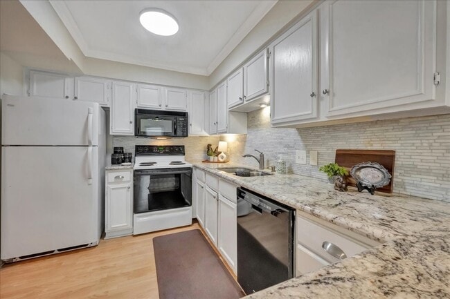 Building Photo - 1907 Glencove Dr