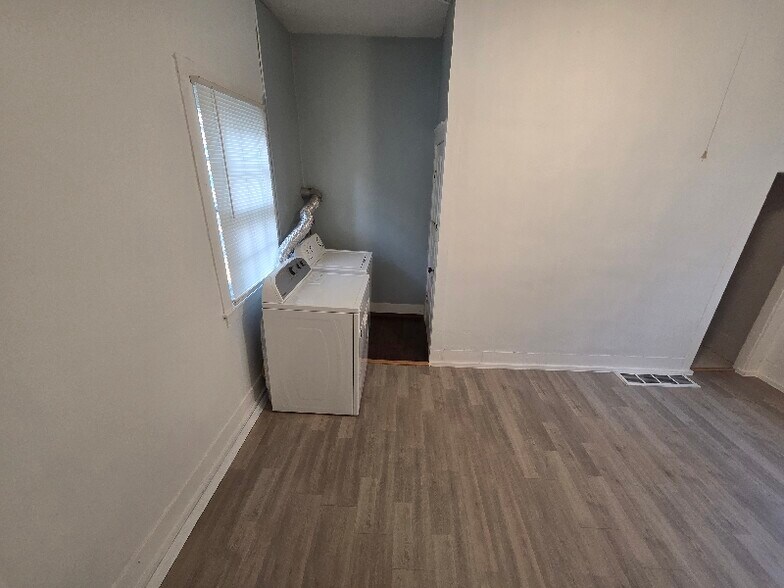 Building Photo - 232 Oakley Pl NE