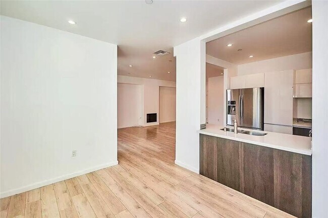 Building Photo - 137 W 6th St