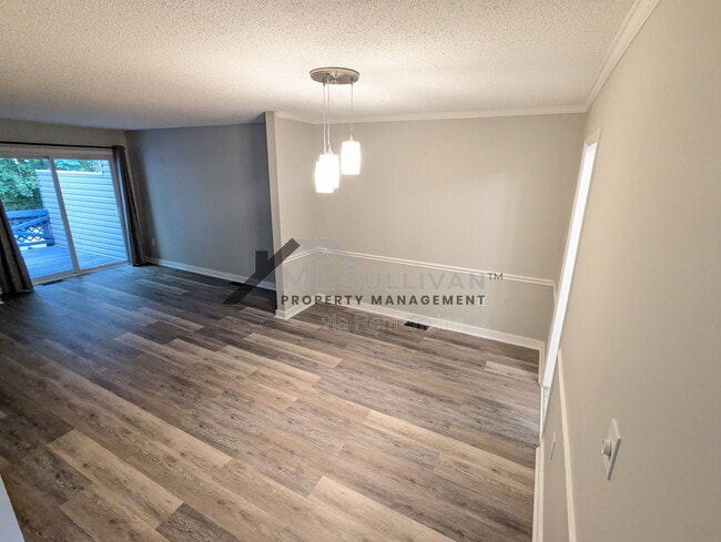 Building Photo - 4 Willow Bridge Dr