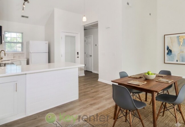 Building Photo - $500 Off 1st Month's Rent - 2 Bdrm/ 2 Bath, Townhome in Wilmington