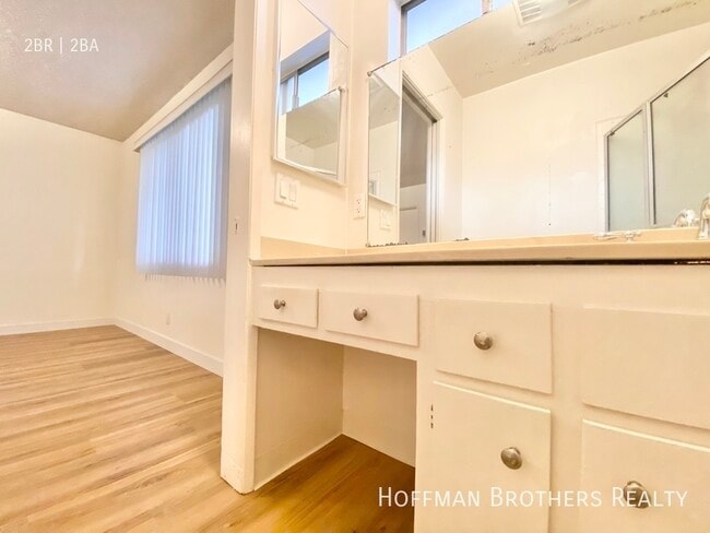 Building Photo - 11924 Montana Ave Los Angeles, CA 90049