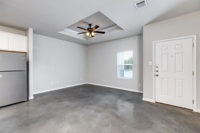 Building Photo - 926 Country Club Dr