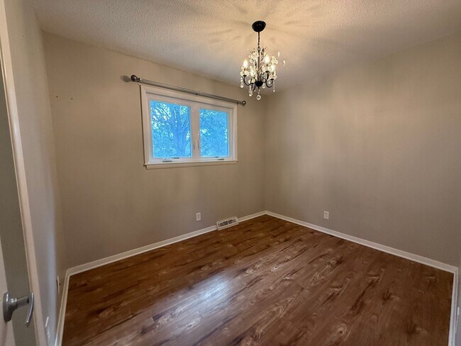 Building Photo - Charming 3 Bed, 1 Bath Home in Quiet Bette...
