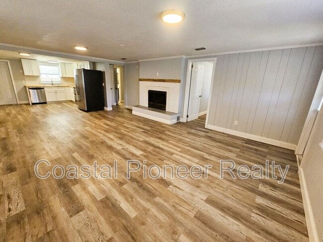 Building Photo - 501 25th Ave W