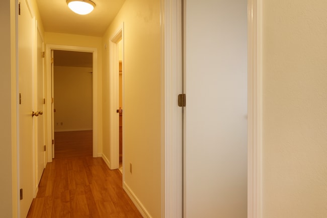 Building Photo - Spacious SW Bend Home on Nearly Half an Ac...