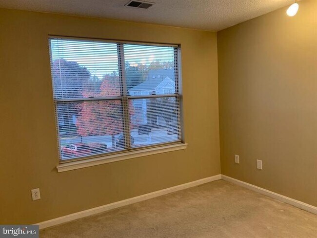 Building Photo - 10010 Vanderbilt Cir
