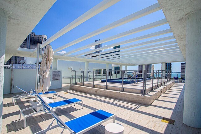 Building Photo - 1600 SW 1st Ave