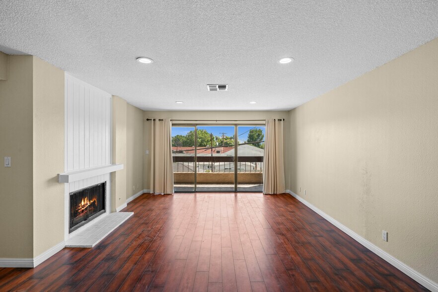 Building Photo - 2121 Scott Rd