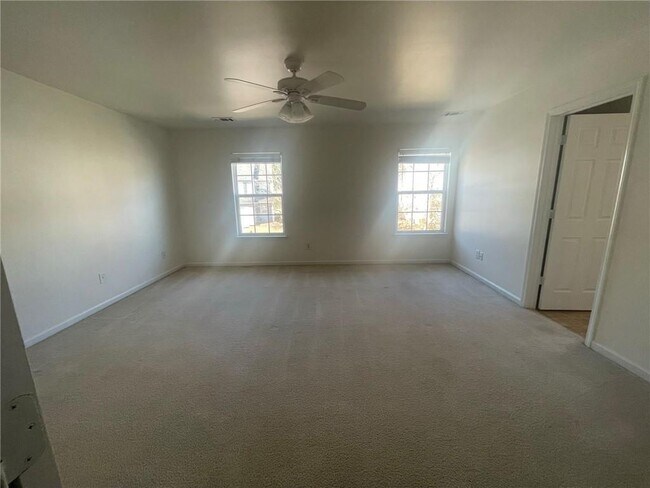 Building Photo - 2350 Mayfair Dr
