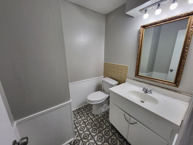 Building Photo - 2 Bedroom 1.5 Bathroom Townhouse with granite countertops and washer/dryer provided