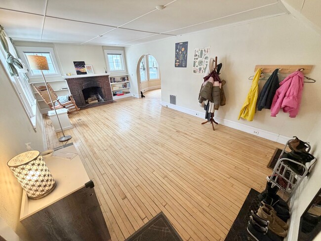 Building Photo - 3 Bedroom Apartment in Burlington VT Available NOW! OFF STREET PARKING, LAUNDRY, HEAT INCLUDED!