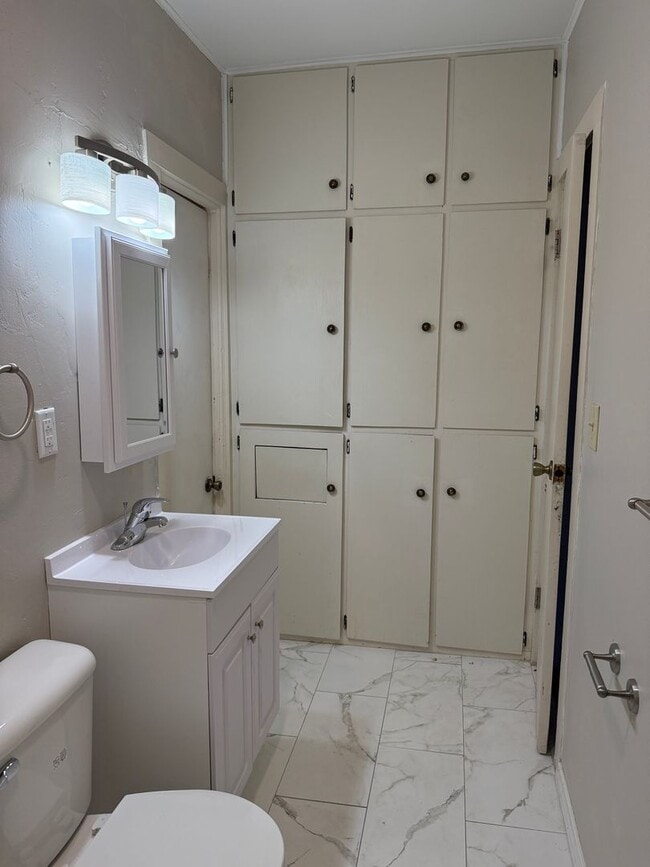 Building Photo - Recently renovated 2 or 3 bedroom with New kitchen