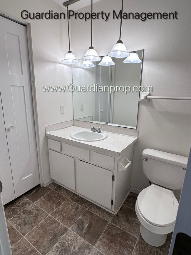Building Photo - Renovated Burnsville Town Home, 2 Car Garage, W/D in Unit, Walk Out Patio, Dishwasher
