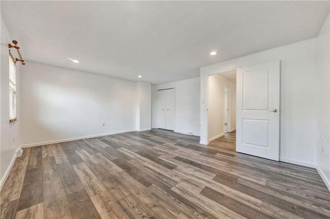 Building Photo - 2 bedroom 1.5 Bath townhome with 1 car gar...