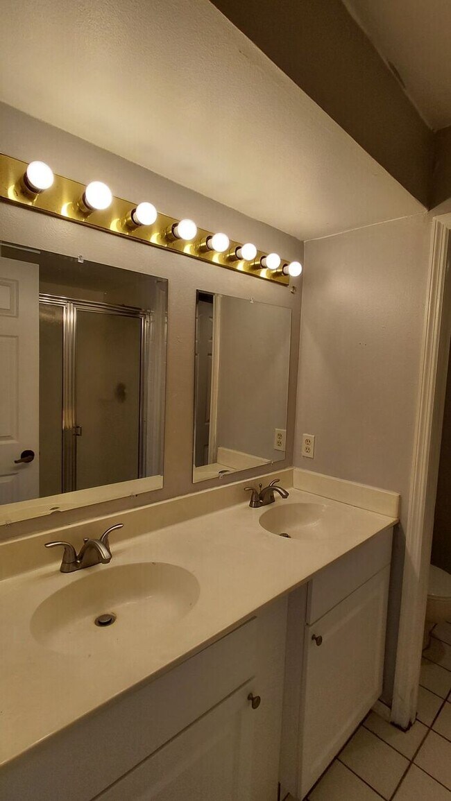 Building Photo - 4666 Pembrook Pl