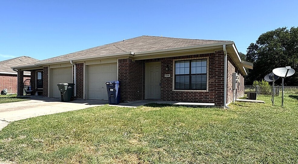 Building Photo - 2706 Ashley Dr