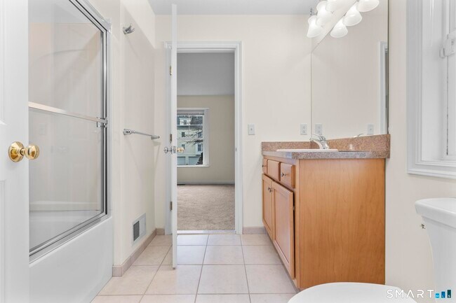 Building Photo - 15 W Main St