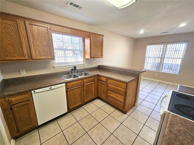 Building Photo - 3604 SW Carriageway Ave