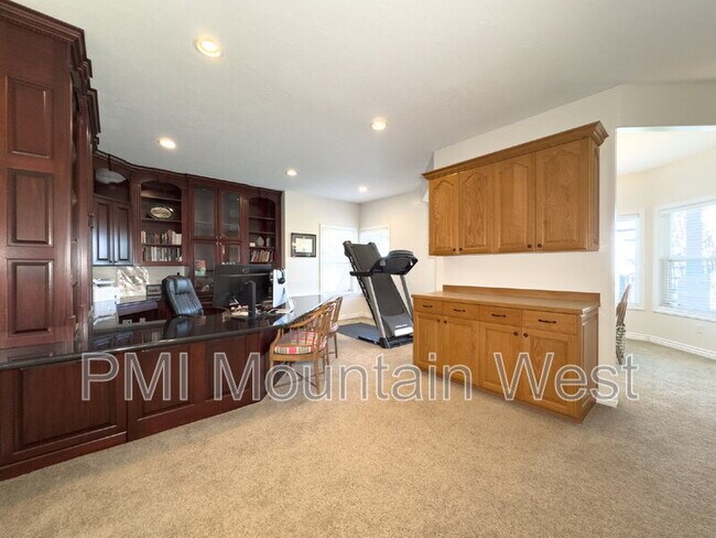 Building Photo - 49 E Fairway Dr