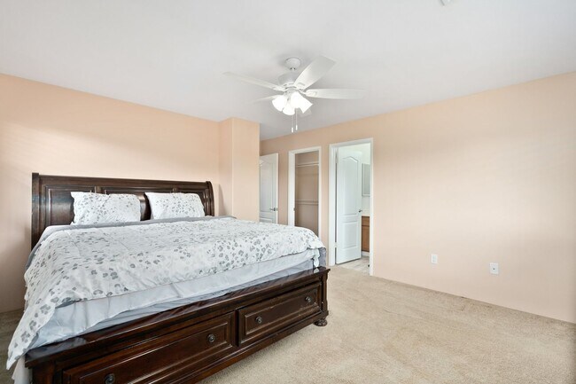 Building Photo - Welcome to this bright and inviting 3 bedroom