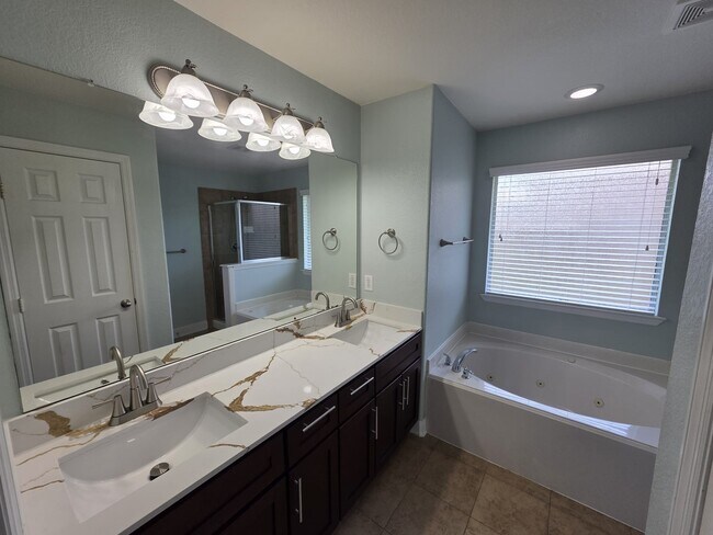 Building Photo - 3011 Crescent Oaks Park Ln