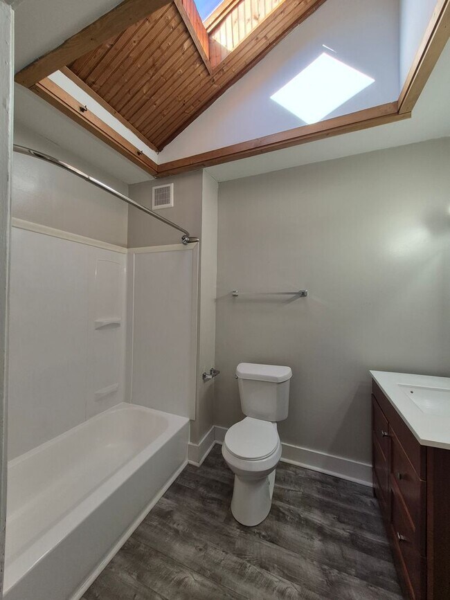 Building Photo - Gorgeous large 3-bedroom house