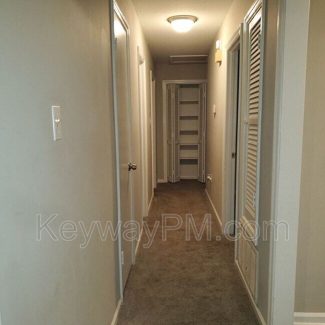 Building Photo - 122 Shadowood Dr