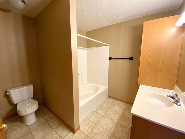 Building Photo - 3 bed Twinhome!!