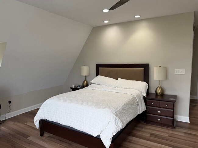 Building Photo - King Light, LLC