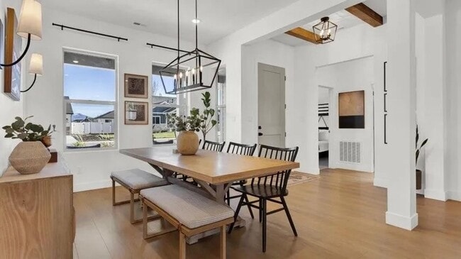 Building Photo - Beautiful Custom Home!
