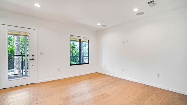 Building Photo - 1570 Myra Ave