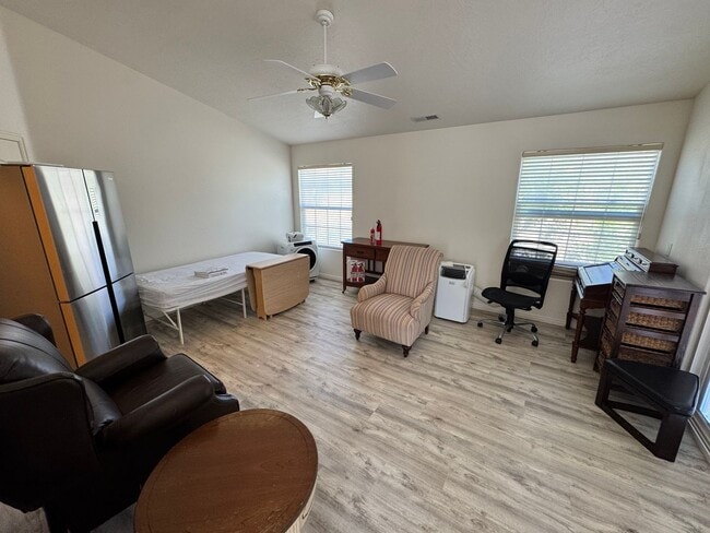 Building Photo - Remodeled, quiet Garden View 1 Bed Studio!