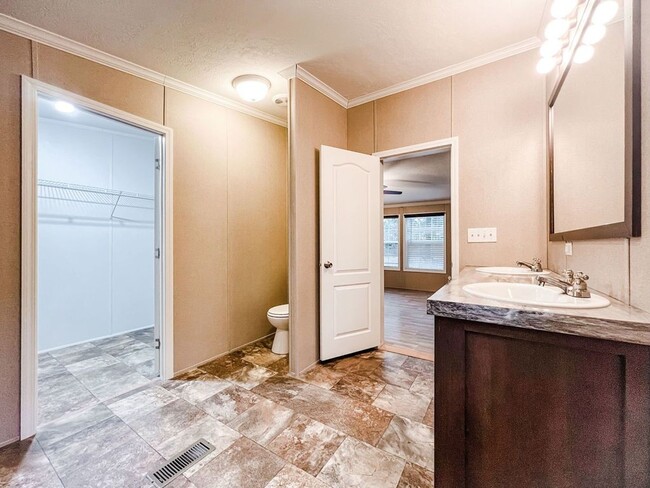 Building Photo - LOCATION! 5 mins from Carolina Beach bridg...