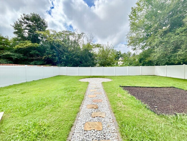 Building Photo - Beautiful 4 Bedroom Home In Chesapeake!