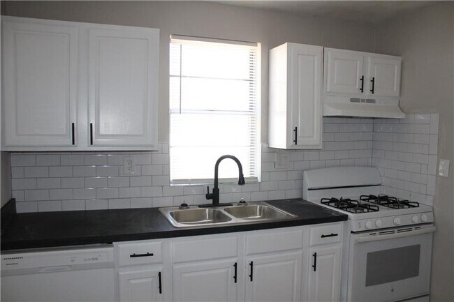 Building Photo - 2665 Northview Ave