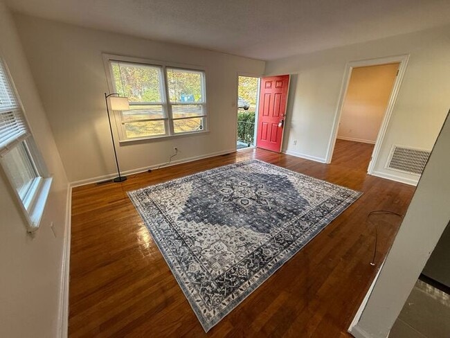 Building Photo - Adorable 2 bed 1 Bath Apartments off Gorman St!
