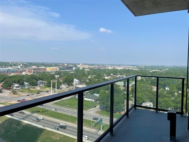 Building Photo - 84 East Ave